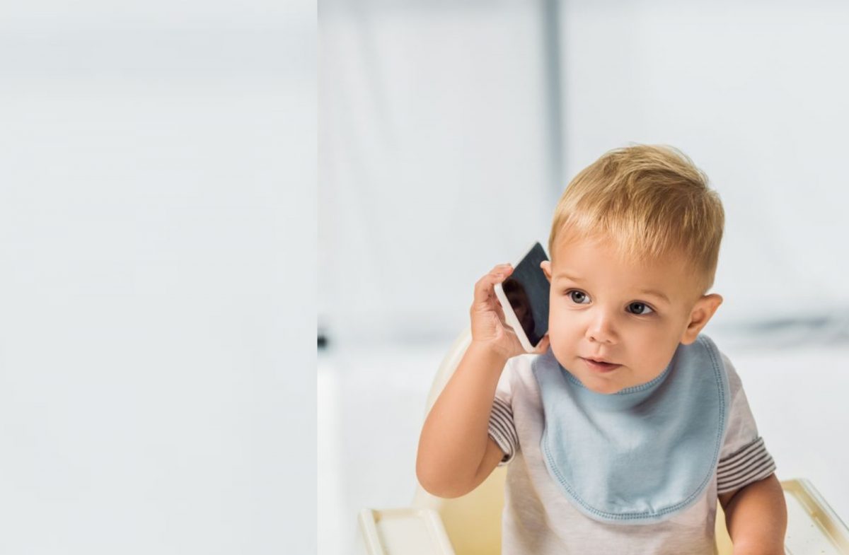 copil ce face o programare la telefon