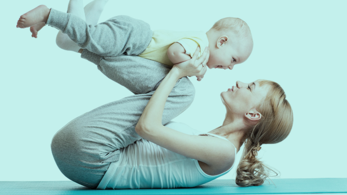 mama iei tine bebelușul pe genunchi